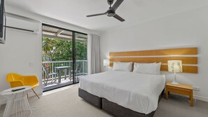 2 makuuhuonetta, työpöytä