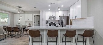 Large home with Casita - Only 5 mins from airport!