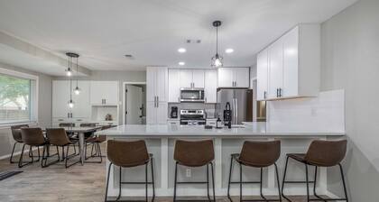 Large home with Casita - Only 5 mins from airport!