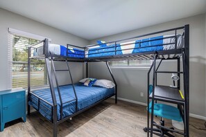 4 bedrooms, in-room safe, desk, travel cot