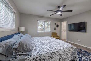 4 bedrooms, in-room safe, desk, travel cot