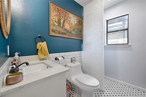 SĂšche-cheveux, serviettes fournies, savon, papier toilette