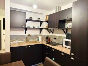 Kühlschrank, Mikrowelle, Herdplatte, Geschirrspüler