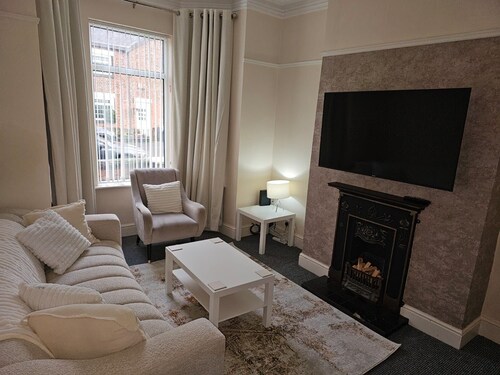 4BR-Sleeps10-Cosy Spacious House-Free Parking