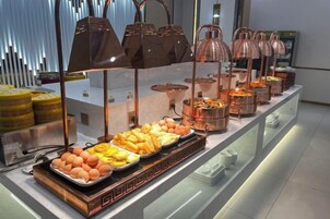 Un bufé con diversas opciones de comida y una decoración interior moderna.
