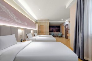 Habitación de hotel con dos camas, un escritorio, sillas, un mural con vista a la ciudad y panorama urbano.