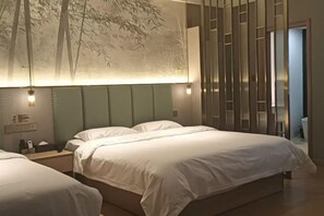 Habitación de hotel con una cama grande, una mesita de noche, una lámpara de pared y un muro decorativo con paneles verticales.