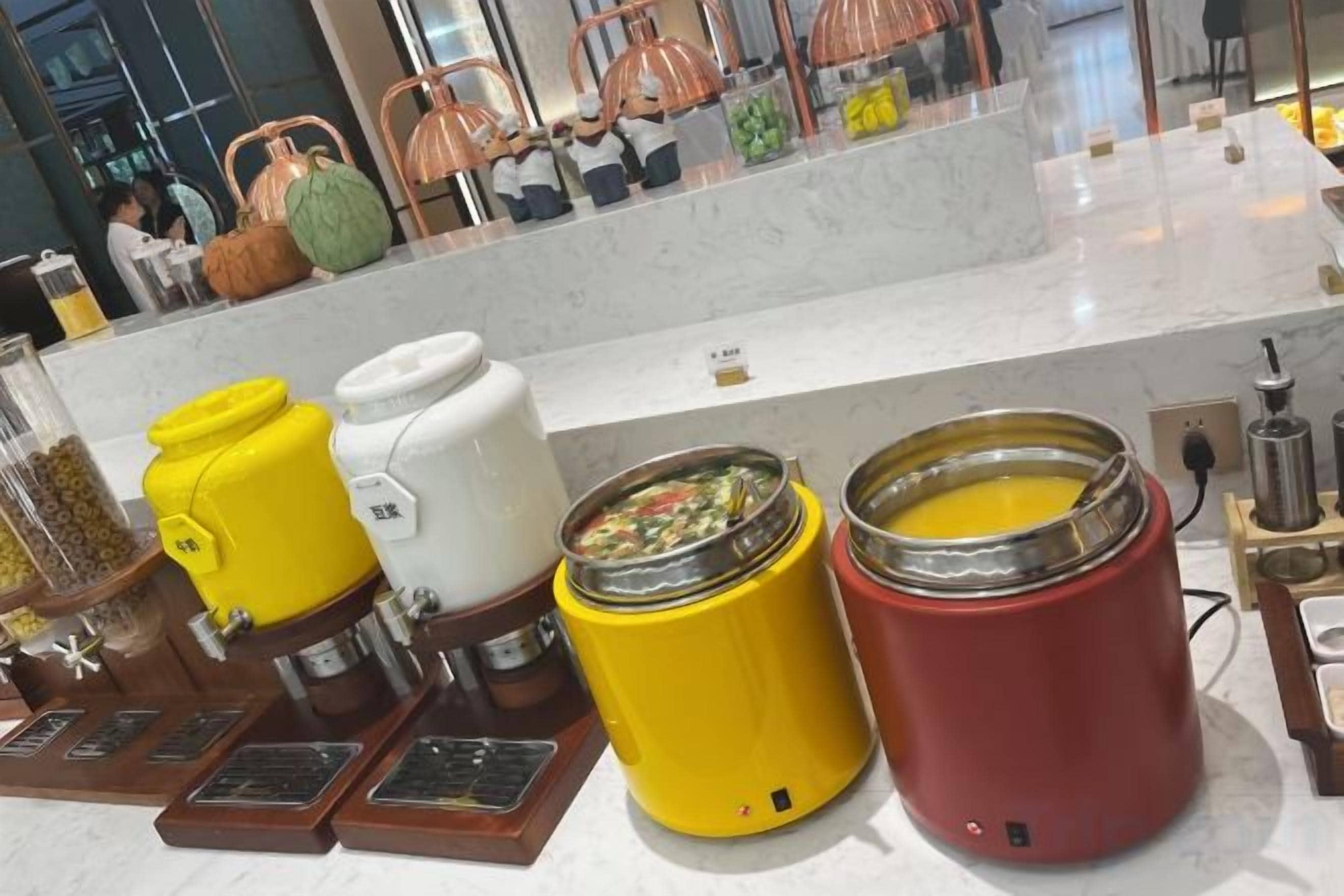 Un piano di lavoro con diversi distributori automatici di cibo e una macchina per il caffè.