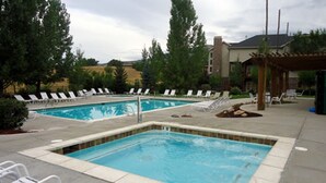 A swimming pool with lounge chairs and a pergola. - Charming 3-bedroom condo in pleasant Eden with AC, fitness room, WiFi (Eden)