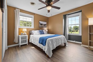 4 chambres, bureau, fer et planche à repasser, lit parapluie