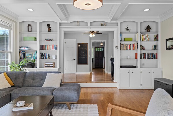 Älytelevisio, takka, DVD-soitin, kirjoja