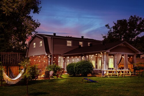 Spotless 4BR • Hot tub • Fire pit • Game Room • Privacy Fence • 12 Mins to DT