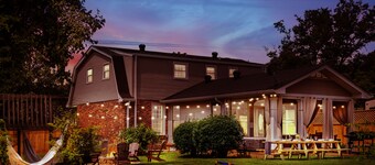 Spotless 4BR • Hot tub • Fire pit • Game Room • Privacy Fence • 12 Mins to DT