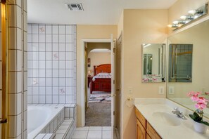 Dusche, Whirlpool, Haartrockner, Handtücher