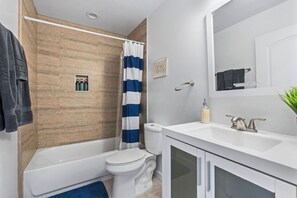 吹风机、毛巾、肥皂、洗发水