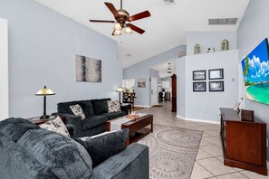 Smart TV, tavolo da calcetto, libri