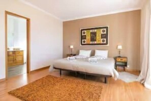 4 bedrooms, iron/ironing board, WiFi, bed sheets