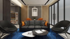 A modern living room with a sofa, two armchairs, and a coffee table. - Home Inn (Sheyang Renmin Road) (Sheyang)