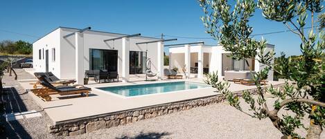 Een verwarmd zwembad