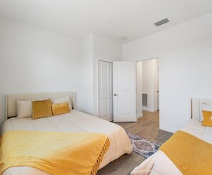 3 quartos, ferros/tábuas de passar roupa, Wi-Fi, roupa de cama