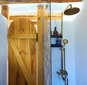 Bruser, hårtørrer, håndklæder, Sæbe