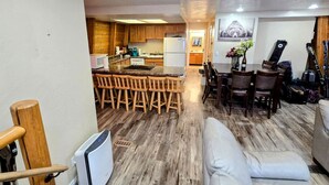Un espacio habitable compacto con cocina, comedor y una pequeña zona de estar.