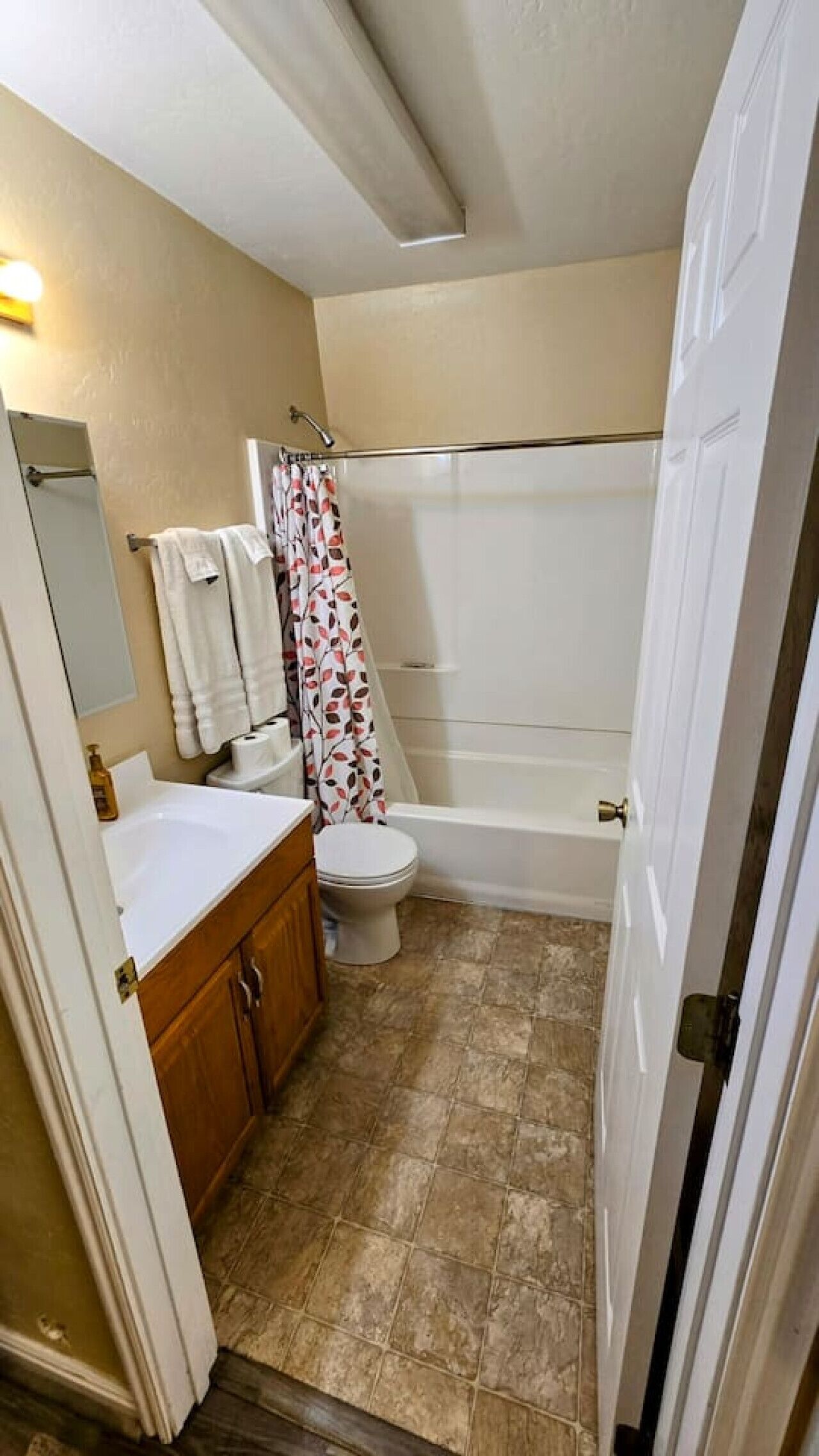 Ein Badezimmer mit Toilette, Waschbecken und Badewanne.