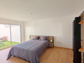 2 chambres, fer et planche Ă repasser, lit parapluie, draps fournis