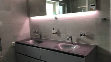 Douche, sĂšche-cheveux, savon, papier toilette