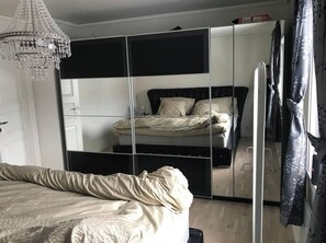4 bedrooms, iron/ironing board, WiFi, bed sheets