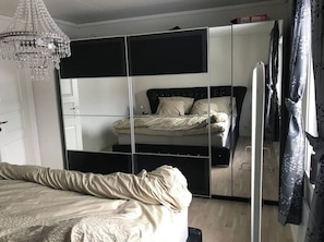 Iron/ironing board, WiFi, bed sheets