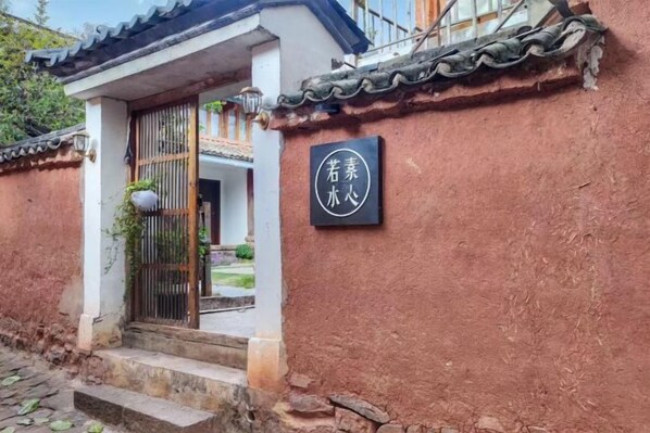 A traditional building with a sign that reads "Shuishen Water."
