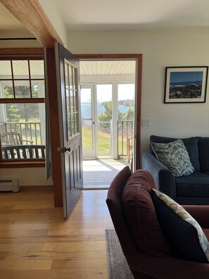 Una Smart TV, una mesa de tenis de mesa, libros