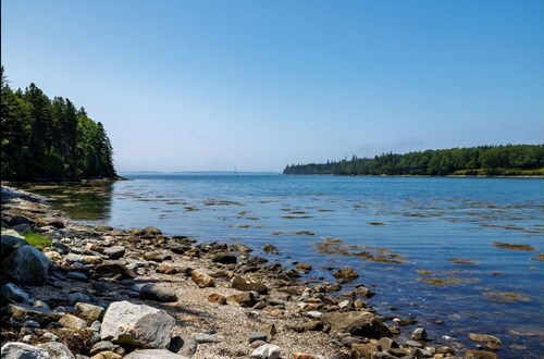 Charming 3-bedroom waterfront cottage in Tremont with spectacular sunsets.