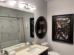 SĂšche-cheveux, serviettes fournies, savon, papier toilette