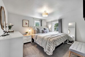 3 bedrooms, iron/ironing board, WiFi, bed sheets - Charming 3-bedroom house near Green Bay Hotspots (De Pere)