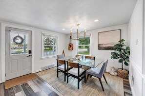 Dining - Charming 3-bedroom house near Green Bay Hotspots (De Pere)