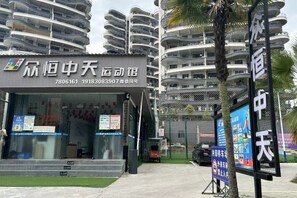 Un edificio residencial de varios pisos con balcones.
