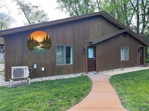 Sunset Shores - Private Riverfront Retreat