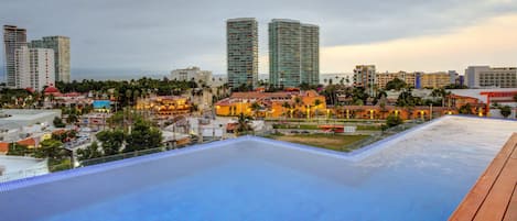 حمّام سباحة خارجي، حمّام سباحة مُدفَّأ