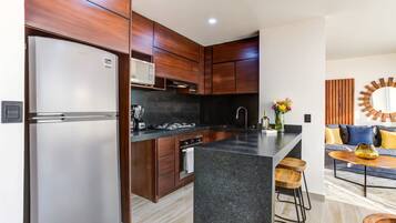 Geladeira, micro-ondas, fogão, cafeteira/chaleira