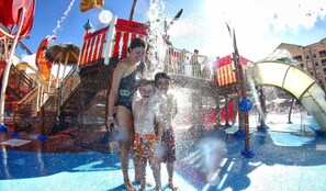 Ein Wasserspielplatz mit Rutschen und Wasserdüsen.