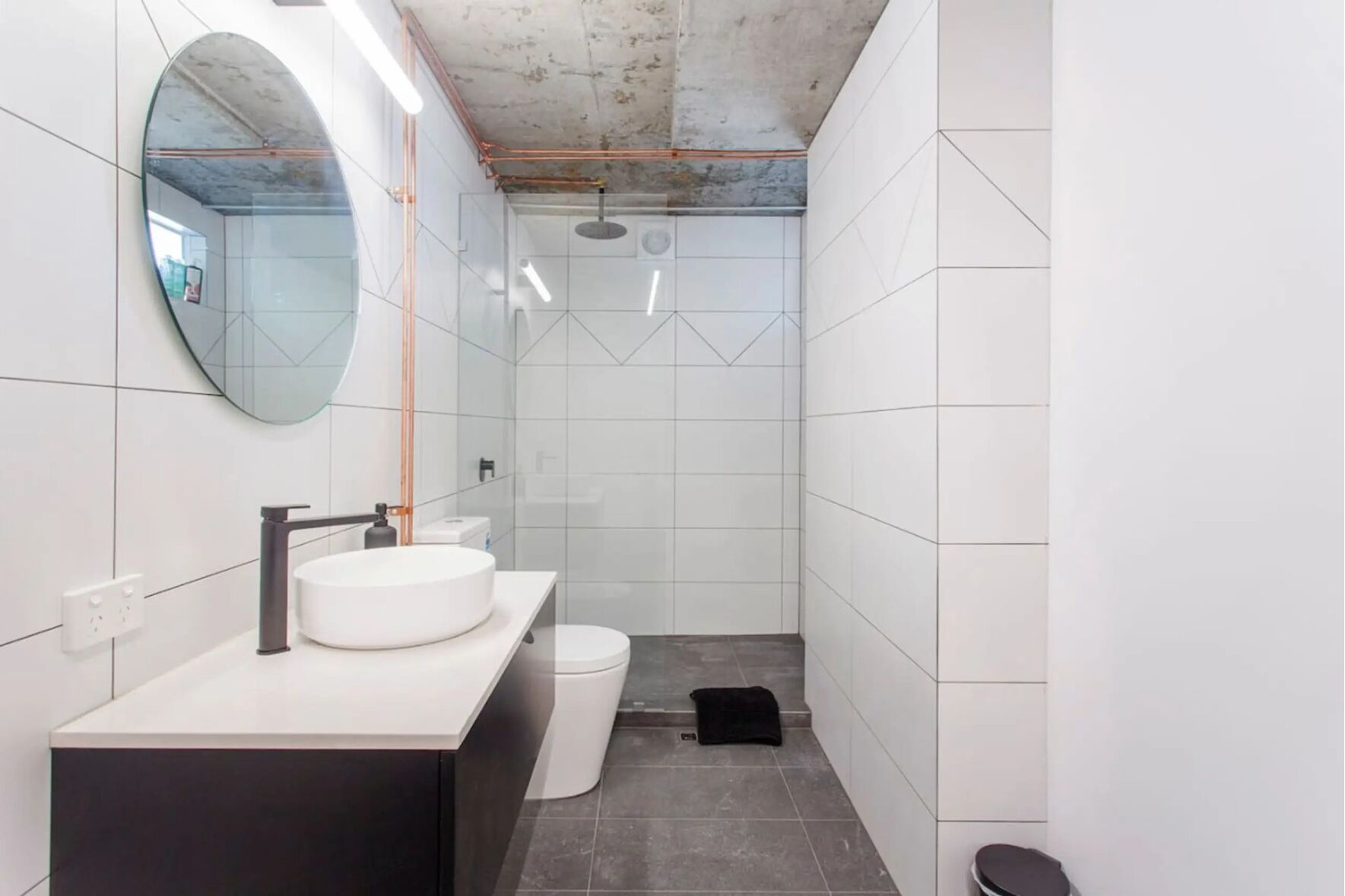 Dusj, hårføner, håndklær og toalettpapir