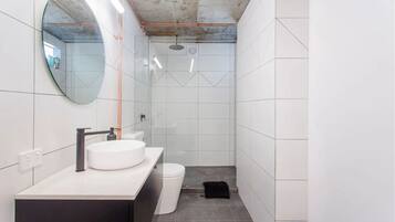 Dusj, hårføner, håndklær og toalettpapir