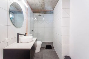 Dusche, Haartrockner, Handtücher, Toilettenpapier