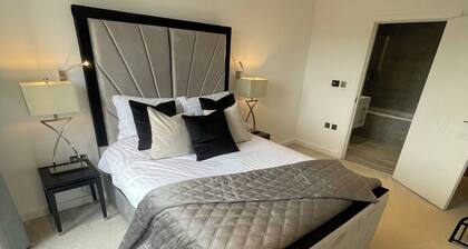 St Albans Spacious 2 bed, 2 bathrooms apartment Family living space Netflix WiFi