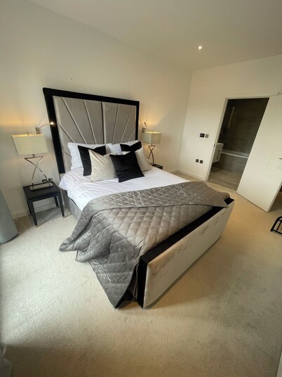 St Albans Spacious 2 bed, 2 bathrooms apartment Family living space Netflix WiFi