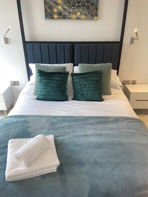 2 bedrooms, iron/ironing board, WiFi, bed sheets - St Albans Spacious 2 bed, 2 bathrooms apartment Family living space Netflix WiFi (St Albans)