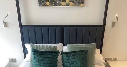 St Albans Spacious 2 bed, 2 bathrooms apartment Family living space Netflix WiFi