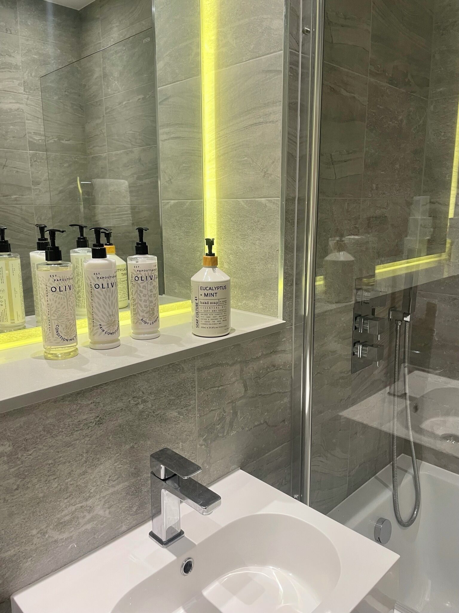 Douche, sèche-cheveux, serviettes fournies, savon